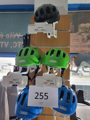 plusieurs casques exposés dans un magasin et destinés à la vente