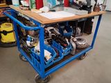 un chariot bleu sur lequel est posé un ordinateur, dans un garage
