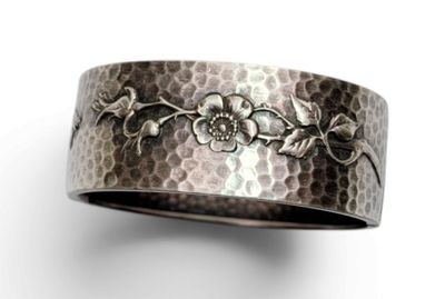 a close up of a silver ring with flowers on it