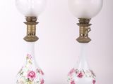 une paire de lampes en verre blanc et rose ornées de motifs floraux