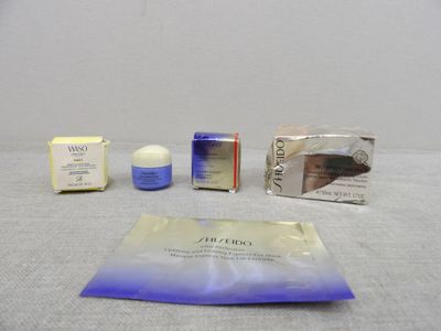 un coffret de produits de soins pour la peau posé sur une table