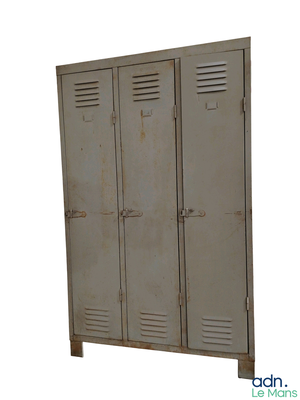 a picture of a metal locker with two doors