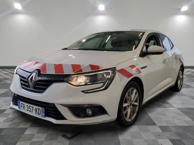la voiture blanche et rouge est garée sur un sol en damier