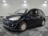 la voiture noire est garée dans le garage sur le sol en damier