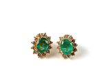 une image d'une paire de boucles d'oreilles en émeraude et diamant