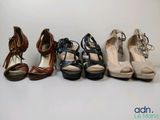 Plusieurs paires de chaussures pour femmes sont alignées sur une table