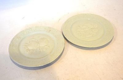 une paire d'assiettes jaunes ornées de fleurs, posées sur une table