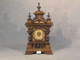 une horloge en bois posée sur une table