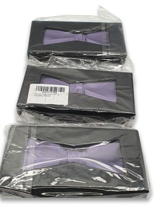 trois sachets de nœuds papillon violets empilés les uns sur les autres