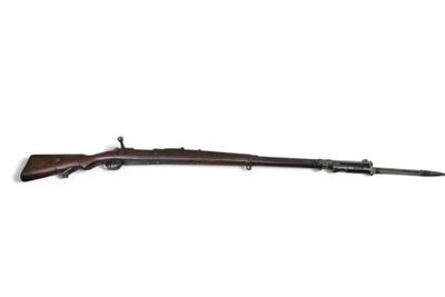 un fusil avec un canon en bois sur fond blanc