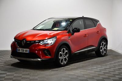 une voiture rouge garée dans une pièce au sol en damier