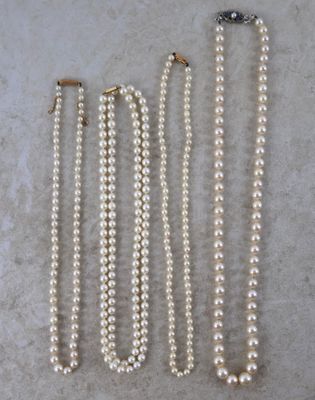 Quatre colliers de perles de cultures dont trois avec fermoi…