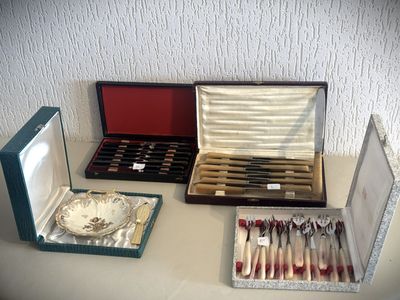 plusieurs types d'argenterie sur une table