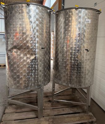 deux grandes cuves en acier inoxydable posées sur une palette en bois