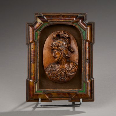 Médaillon en bois sculpté en bas-relief représentant le prof…