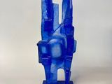 une sculpture bleue représentant une main, réalisée en glace
