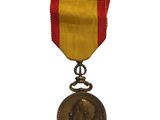 une vieille médaille ornée d'un ruban rouge et d'une médaille en or sur fond blanc