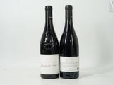 deux bouteilles de vin posées l'une à côté de l'autre sur une table