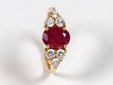 un gros plan d'une bague sertie d'un rubis et de diamants