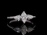 gros plan d'une bague en diamant sur une surface noire