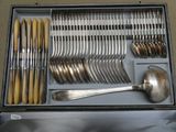 un coffret contenant des couverts, notamment des cuillères et des fourchettes