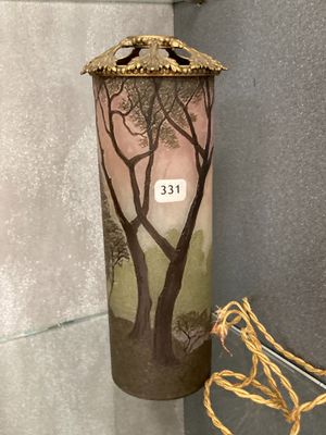 un vase orné d'une image représentant un arbre et un oiseau