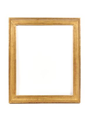 un cadre doré sur un mur blanc, avec un fond blanc