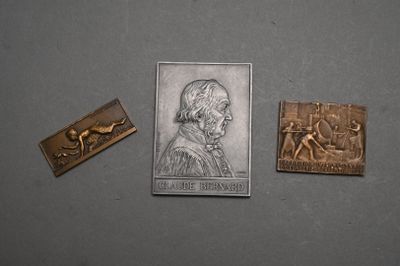 trois types d'objets métalliques différents, dont un timbre et une image