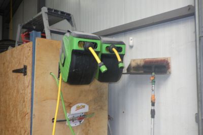 une photo d'un garage avec tout un tas d'outils accrochés au mur