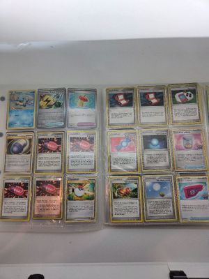 une exposition de cartes Pokémon accrochées au mur d'une pièce
