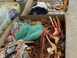 de nombreux cartons contenant des vêtements et d'autres objets, posés par terre
