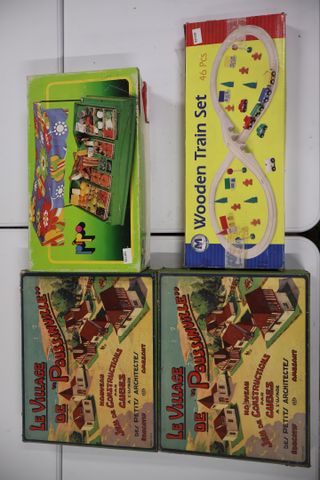 Lot comprenant 2 jeux de constructions par cubes (Le village de «...
