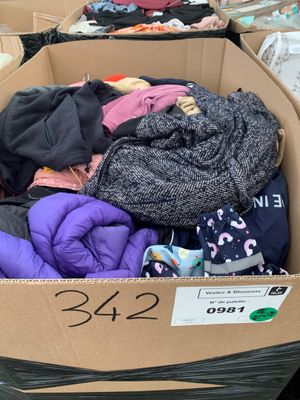 une boîte en carton remplie de vêtements et d'autres objets