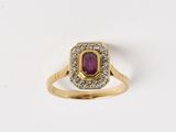 une bague en or jaune avec un rubis et des diamants