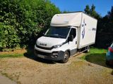 un camion blanc garé à côté d'une voiture