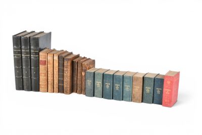 plusieurs vieux livres sont alignés sur une surface blanche