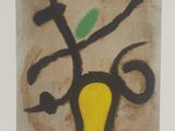 une photo d'un tableau représentant un vase jaune orné d'une feuille verte
