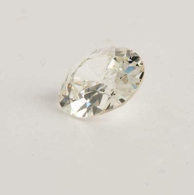 gros plan d'un diamant blanc sur une surface blanche