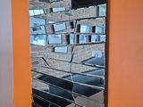 un miroir accroché au mur d'une pièce