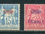 deux timbres de couleurs différentes sur un fond noir