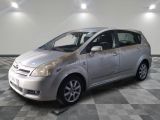 la photo d'une voiture argentée garée dans un garage