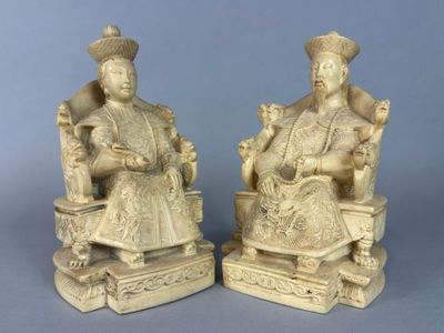 Couple de dignitaires asiatiques assis sur un trône Réunion …