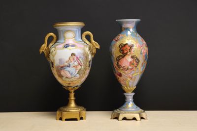 deux vases posés sur une table, sur fond noir