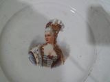une assiette avec la photo d'une femme dessus