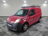 une photo d'une camionnette rouge garée dans un garage