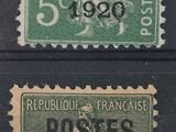 deux timbres différents provenant de France et représentant une femme