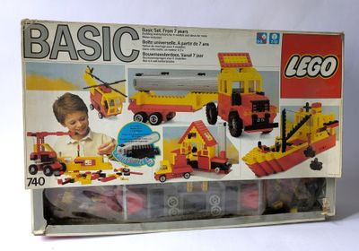 une boîte de legos avec la photo d'un garçon jouant avec du matériel de construction