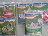 trois sacs de jouets gonflables pour le bain Bestway posés sur une table