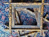 une pile de chaises en bambou posées sur un tapis bleu