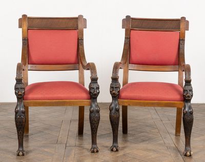 deux chaises en bois avec des coussins rembourrés rouges, posées sur un parquet